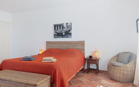 Lou Parpaiou: Meubles, Design Intérieur, Lit, Sol, Sol, Chambre, Mur, Bois, Drap De Lit, Pièce