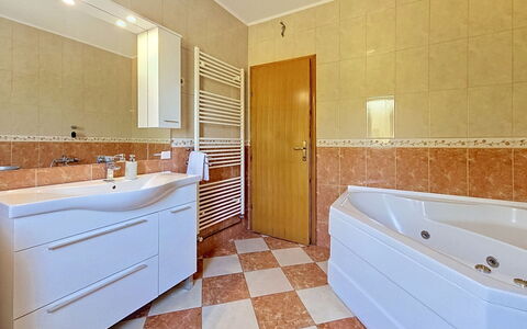 Ivana: Sol, Sol, Design Intérieur, Luminaire Plomberie, Plafond, Pièce, Plomberie, Tuile, Robinet, Salle De Bains