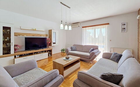 Ivana: Meubles, Design Intérieur, Canapé, Sol, Sol, Salon, Pièce, Bois, Plafond, Table
