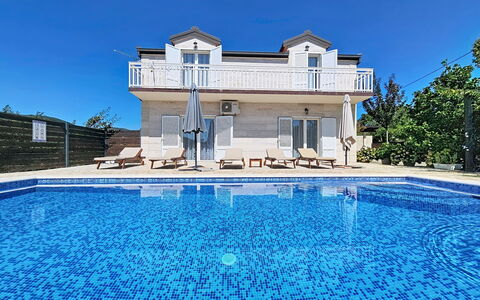 Ivana: Piscine, Recours, Biens, Parapluie, Ombre, Hôtel, Villa, Mobilier De Jardin, Thermes, Ville Resort