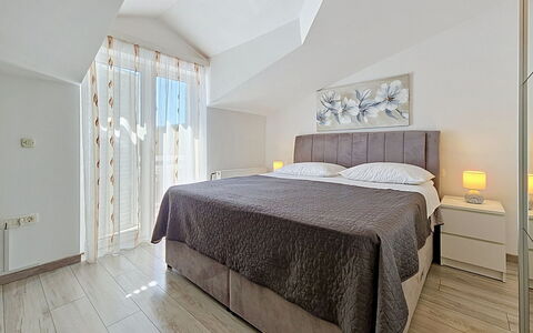Ivana: Meubles, Design Intérieur, Sol, Sol, Lit, Chambre, Plafond, Textile, Pièce, Éclairage