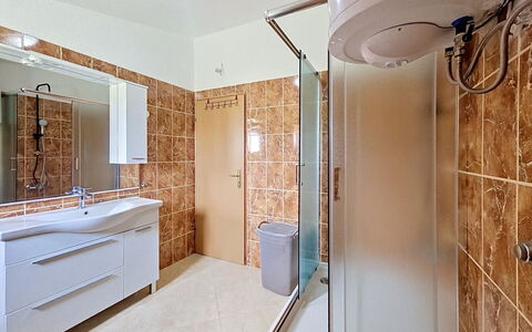 Ivana: Sol, Luminaire Plomberie, Design Intérieur, Sol, Salle De Bains, Lavabo, Évier, Plafond, Robinet, Miroir