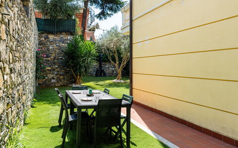 Casa Dell'Ulivo: Sol, Sol, Jardin, Arrière-Cour, Ombre, Pelouse, Aménagement Paysager, Cour, Tache De Bois, Mobilier De Jardin