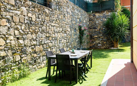 Casa Dell'Ulivo: Mur De Pierre, Ombre, Jardin, Mobilier De Jardin, Arrière-Cour, Aménagement Paysager, Dalle, Cour, Pelouse, Eco Hôtel