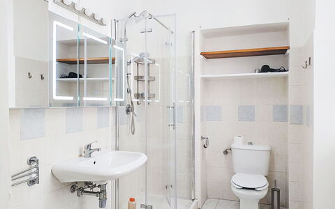 Verbania 695: Salle De Bains, Luminaire Plomberie, Lavabo, Design Intérieur, Évier, Sol, Toilette, Sol, Robinet, Siège De Toilette