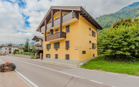 Federica: Bâtiment, Maison, Zone Résidentielle, Domicile, Architecture, Colline, Toit, Établissements Humains, Chaîne De Montagnes, Village