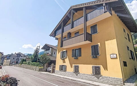 Federica: Bâtiment, Fenêtre, Zone Résidentielle, Maison, Domicile, Toit, Établissements Humains, Chalet, Zone Rurale, Village