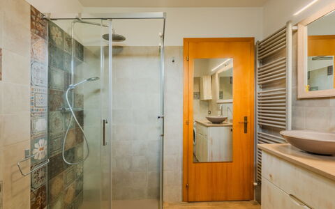 Federica: Sol, Luminaire Plomberie, Design Intérieur, Salle De Bains, Sol, Lavabo, Plafond, Plomberie, Douche, Éclairage