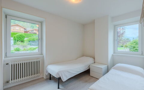 Federica: Chambre, Plafond, Appartement, Lit, Drap De Lit, Literie, Cadre De Lit, Linge, Tache De Bois, Daylighting