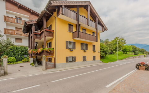 Federica: Fenêtre, Façade, Maison, Zone Résidentielle, Quartier, Architecture, Domicile, Porte, Établissements Humains, Balcon
