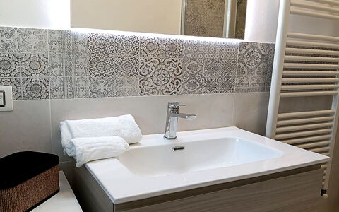 Oasi Blocco a: Luminaire Plomberie, Lavabo, Sol, Design Intérieur, Évier, Sol, Salle De Bains, Robinet, Plomberie, Armoire De Toilette
