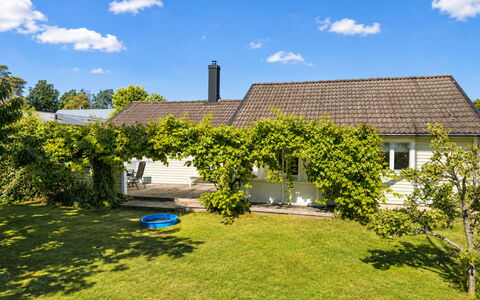 Jennys Pärla: Maison, Arbuste, Zone Résidentielle, Toit, Domicile, Chalet, Jardin, Lot Terre, Ombre, Couverture De Sol