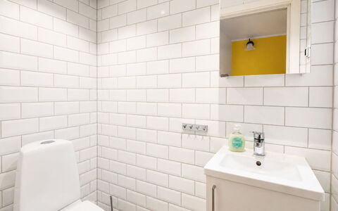 Jennys Pärla: Salle De Bains, Mur, Luminaire Plomberie, Sol, Design Intérieur, Sol, Toilette, Siège De Toilette, Lavabo, Évier