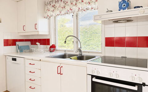 Jennys Pärla: Cuisine, Comptoir, Appareil De Cuisine, Cabinetry, Rouge, Design Intérieur, Principaux Appliance, Évier, Meubles, Luminaire Plomberie