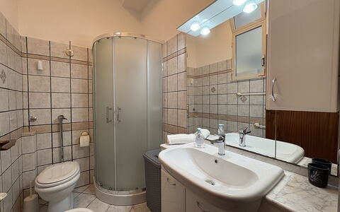 Sole Mare Sicilia: Salle De Bains, Luminaire Plomberie, Design Intérieur, Lavabo, Sol, Sol, Évier, Pièce, Toilette, Robinet