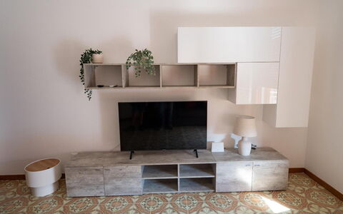 Sole Mare Sicilia: Meubles, Rayonnage, Bois, Design Intérieur, Sol, Étagère, Sol, Pièce, Salon, Domicile