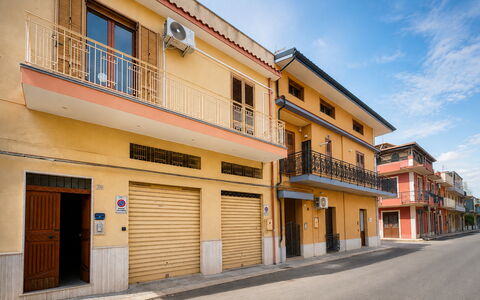Sole Mare Sicilia: Bâtiment, Fenêtre, Jaune, Surface De La Route, Route, Ville, Quartier, Zone Résidentielle, Rue, Asphalte