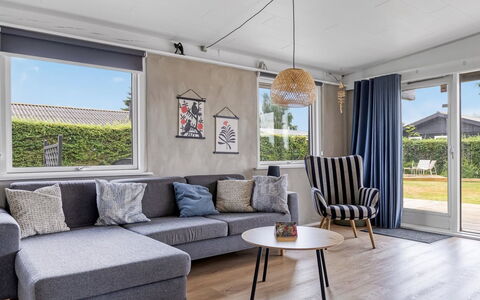 Solvey - 700M from the Sea: Meubles, Design Intérieur, Sol, Bois, Sol, Canapé, Domicile, Plafond, Salon, Appartement