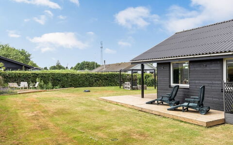 Solvey - 700M from the Sea: Toit, Maison, Domicile, Chalet, Siding, Pelouse, Ombre, Jardin, Cour, Batiments Jardin