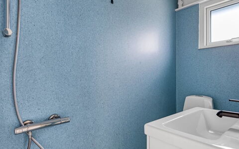 Solvey - 700M from the Sea: Bleu, Luminaire Plomberie, Plomberie, Tuile, Salle De Bains, Robinet