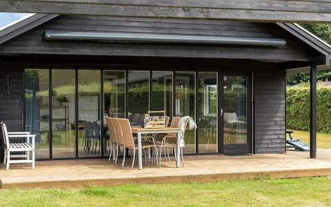 Solvey - 700M from the Sea: Bois, Toit, Chalet, Porche, Porte, Domicile, Siding, Meubles, Couverture De Sol, Mobilier De Jardin