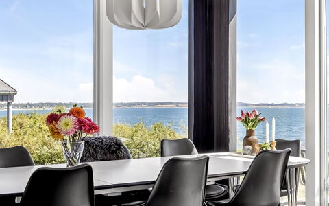 Lin - 80M from the Sea: Design Intérieur, Meubles, Table, Sol, Table Cuisine Et Salle A Manger, Chaise, Sol, Salle À Manger, Plafond, Éclairage