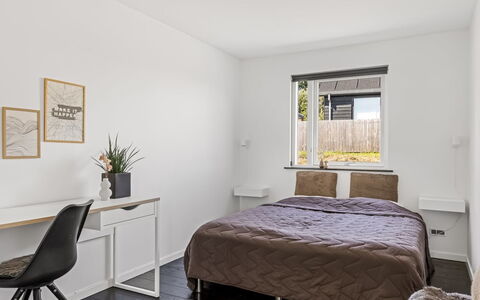 Lin - 80M from the Sea: Meubles, Lit, Design Intérieur, Chambre, Plafond, Bois, Sol, Sol, Pièce, Drap De Lit