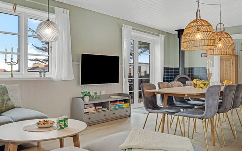 Filine - 100M from the Sea: Meubles, Design Intérieur, Sol, Luminaire, Sol, Table, Bois, Salon, Plafond, Canapé