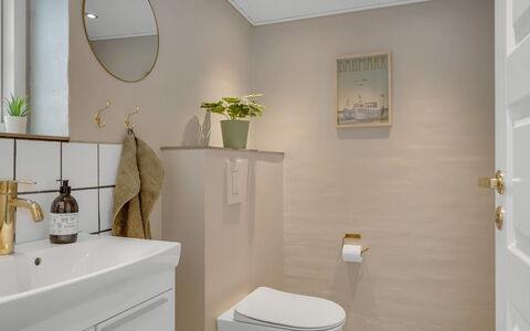 Filine - 100M from the Sea: Luminaire Plomberie, Sol, Sol, Salle De Bains, Design Intérieur, Toilette, Siège De Toilette, Plomberie, Robinet, Évier