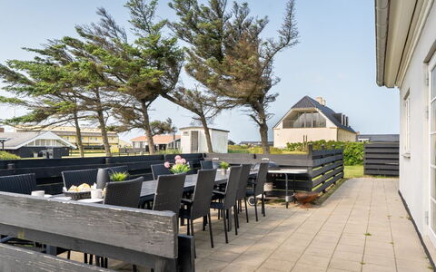 Filine - 100M from the Sea: Ciel, Toit, Domicile, Architecture, Zone Résidentielle, Maison, Lot Terre, Chalet, Biens, Ombre