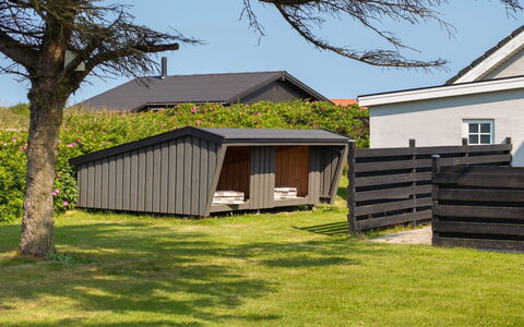 Filine - 100M from the Sea: Bois, Cabanon, Batiments Jardin, Ombre, Arrière-Cour, Jardin, Siding, Cour, Pelouse, Structure En Plein Air