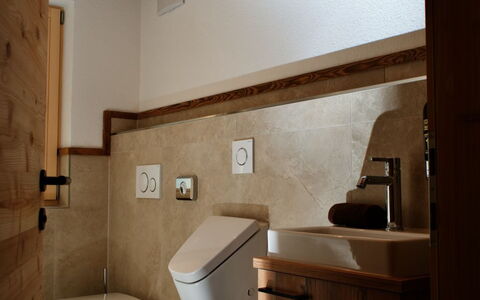 Kaiserchalet: Mur, Luminaire Plomberie, Sol, Bois, Salle De Bains, Sol, Design Intérieur, Siège De Toilette, Toilette, Plomberie
