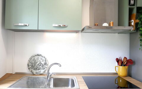 Ludiano 25: Cuisine, Comptoir, Appareil De Cuisine, Design Intérieur, Evier, Cabinetry, Luminaire Plomberie, Électroménager, Robinet, Meubles