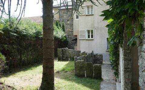 Ludiano 25: Mur, Arbuste, Couverture De Sol, Jardin, Mur De Pierre, Arrière-Cour, Aménagement Paysager, Cour, Passerelle, Cour