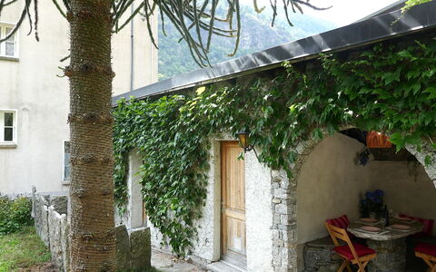 Ludiano 25: Mur, Ombre, Jardin, Mur De Pierre, Arrière-Cour, Plante D'Appartement, Hacienda, Cour
