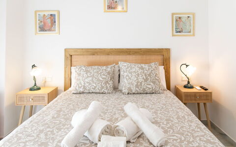 La Mar Serena: Lit, Meubles, Literie, Chambre, Design Intérieur, Drap De Lit, Mur, Sol, Bois, Sol