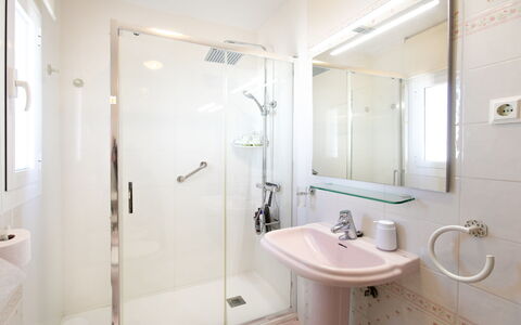 La Mar Serena: Salle De Bains, Luminaire Plomberie, Lavabo, Sol, Évier, Design Intérieur, Sol, Robinet, Plomberie, Douche