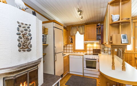 Hakojärventie 3B: Bois, Cuisine, Comptoir, Chalet, Cabinetry, Tache De Bois, Principaux Appliance, Cabane En Rondins, L'Hiver, Dur