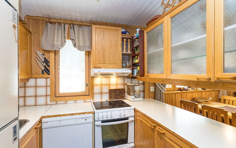 Hakojärventie 3B: Cuisine, Bois, Design Intérieur, Principaux Appliance, Comptoir, Cabinetry, Appareil De Cuisine, Sol, Plafond, Pièce