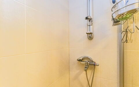 Hakojärventie 3B: Luminaire Plomberie, Salle De Bains, Tete De Douche, Plomberie, Douche, Bar De Douche, Robinet, Panneau De Douche, Tuile