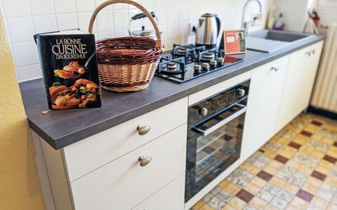 Puys-Richards: Cuisine, Appareil De Cuisine, Cuisinière, Comptoir, Principaux Appliance, Gaz Poele, Le Fourneau, Électroménager, Sol, Cabinetry