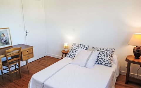 Puys-Richards: Lit, Meubles, Literie, Chambre, Sol, Sol, Drap De Lit, Design Intérieur, Mur, Bois