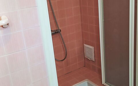 Puys-Richards: Sol, Sol, Salle De Bains, Luminaire Plomberie, Tuile, Composite, Plomberie, Porte De Douche, Douche