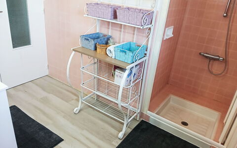 Puys-Richards: Sol, Sol, Design Intérieur, Pièce, Rayonnage, Étagère, Panier, Tuile