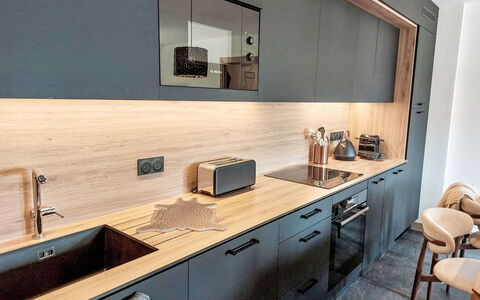 Le Caprice Blanc: Comptoir, Cuisine, Design Intérieur, Sol, Cabinetry, Bois, Meubles, Sol, Robinet, Évier