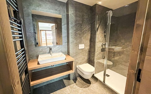 Le Caprice Blanc: Sol, Design Intérieur, Sol, Bois, Luminaire Plomberie, Salle De Bains, Plomberie, Robinet, Pièce, Plafond