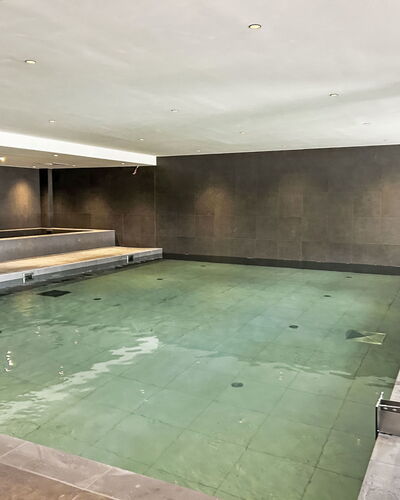 Le Caprice Blanc: Sol, Sol, Composite, Piscine, Daylighting, Caractéristique De L'Eau, Tuile
