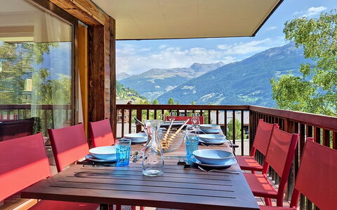 Les Rahâs A5: Meubles, Chaise, Table, Design Intérieur, Table Cuisine Et Salle A Manger, Porche, Chaîne De Montagnes, Eco Hôtel, Dur, Tache De Bois