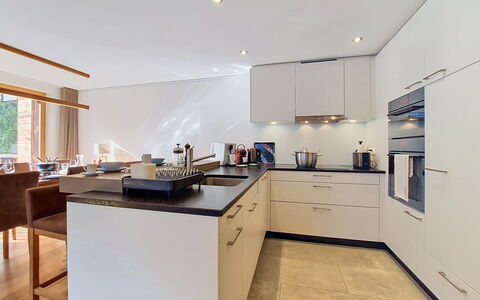 Les Rahâs A5: Cuisine, Comptoir, Design Intérieur, Meubles, Sol, Appareil De Cuisine, Cabinetry, Bois, Plafond, Luminaire