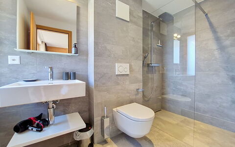 Les Rahâs A5: Sol, Luminaire Plomberie, Salle De Bains, Sol, Design Intérieur, Toilette, Plomberie, Robinet, Plafond, Évier